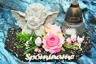 Anjel v podstavci s kahancom